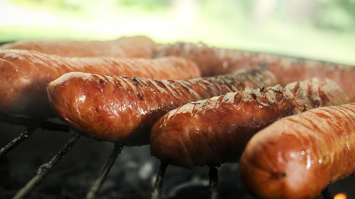 從日本虎杖中提取出來的酚類化合物「白藜蘆醇」,具有替代煙燻肉、香腸等肉類加工品中「亞硝酸鹽」的潛力。(示意圖/取自Pixabay) 從日本虎杖中提取出來的酚類化合物「白藜蘆醇」,具有替代煙燻肉、香腸等肉類加工品中「亞硝酸鹽」的潛力。(示意圖/取自Pixabay)