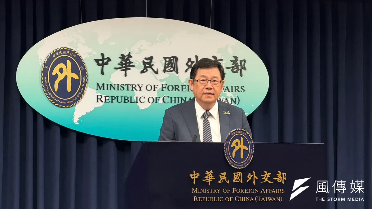 外交部無人機外交小組執行長、非政府組織國際事務會執行長江振瑋28日於例行記者會進行業務報告,並回應媒體提問。(鍾秉哲攝)