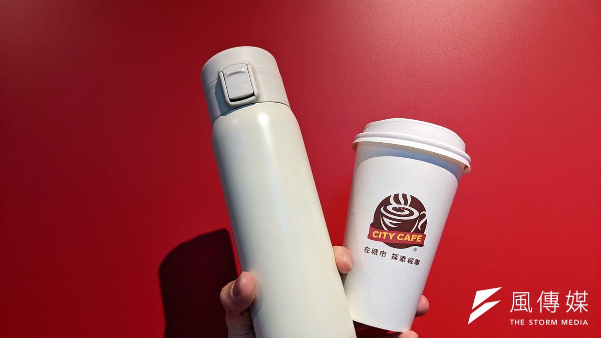 2022月7月起環保新制規定,商家需提供5元的折扣給自備環保杯的消費者,為減少一次性塑料杯的使用,但強制性獎勵政策卻同時壓縮業者的利潤。(資料照/洪煜勛攝) 2022月7月起環保新制規定,商家需提供5元的折扣給自備環保杯的消費者,為減少一次性塑料杯的使用,但強制性獎勵政策卻同時壓縮業者的利潤。(資料照/洪煜勛攝)