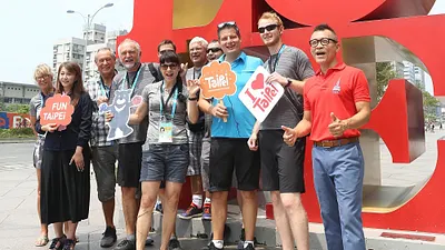 捷克代表團受到台北市政府熱烈歡迎紛表驚訝,並開心與觀傳局長簡余晏(左二)合影。(台北市政府提供)