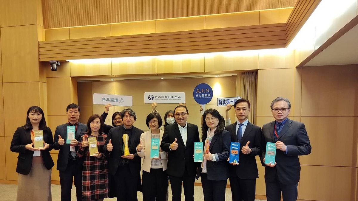 新北市舉行「台灣健康永續獎」得獎醫院以及衛生局「企業永續獎」獻獎,表彰衛生局在平溪打造不老長智村以及5家轄內醫院在推動永續醫療上卓越貢獻。(圖/新北市衛生局提供) 新北市舉行「台灣健康永續獎」得獎醫院以及衛生局「企業永續獎」獻獎,表彰衛生局在平溪打造不老長智村以及5家轄內醫院在推動永續醫療上卓越貢獻。(圖/新北市衛生局提供)