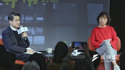 龍應台基金會「不尋常對話 – 沒有和平,民主會怎樣?」由中研院院士吳玉山(左) 與作家龍應台(右) 對談。(柯承惠攝)