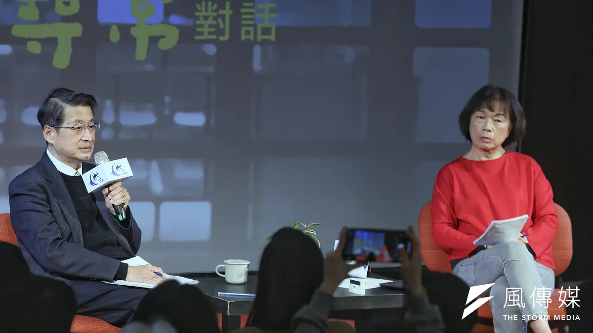 龍応台財団「異例の対話–平和がなければ、民主主義はどうなるのか?」で中央研究院院士の呉玉山(左)と作家の龍応台(右)が対談。(柯承惠撮影) 龍応台財団「異例の対話–平和がなければ、民主主義はどうなるのか?」で中央研究院院士の呉玉山(左)と作家の龍応台(右)が対談。(柯承惠撮影)