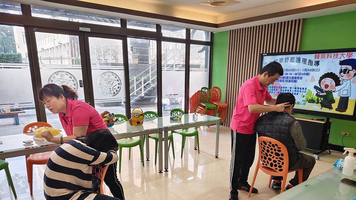 輔英科大按摩舒壓體驗活動,由「新瑞興視障按摩」專業按摩師進行一對一按摩體驗。(圖/徐炳文攝) 輔英科大按摩舒壓體驗活動,由「新瑞興視障按摩」專業按摩師進行一對一按摩體驗。(圖/徐炳文攝)