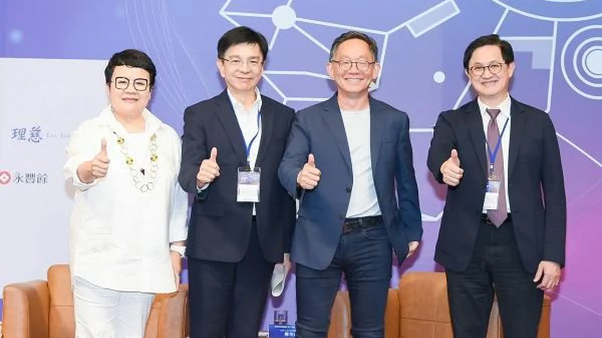 鄭聿成(右二)在台灣玉山科技協會上發表演講,介紹web 3的影響與改變(圖片來源:玉山科技協會)