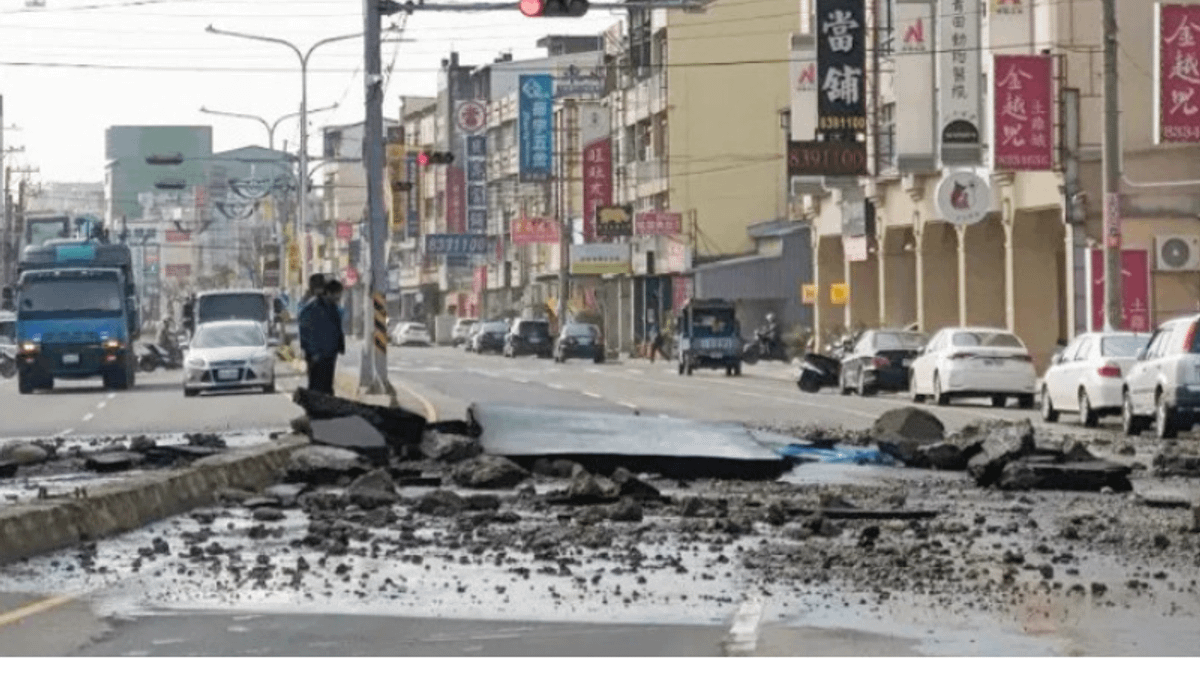 彰化縣員林市莒光路於今日上午發生自來水管管線爆裂意外。(圖/翻攝自記者爆料網) 彰化縣員林市莒光路於今日上午發生自來水管管線爆裂意外。(圖/翻攝自記者爆料網)