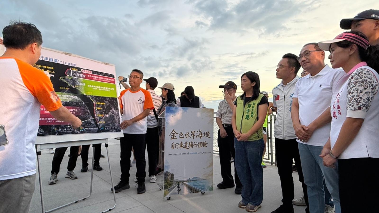 「海稜一線」美景爆紅!侯市長解鎖淡水金色水岸海堤自行車道 大推無限海景
