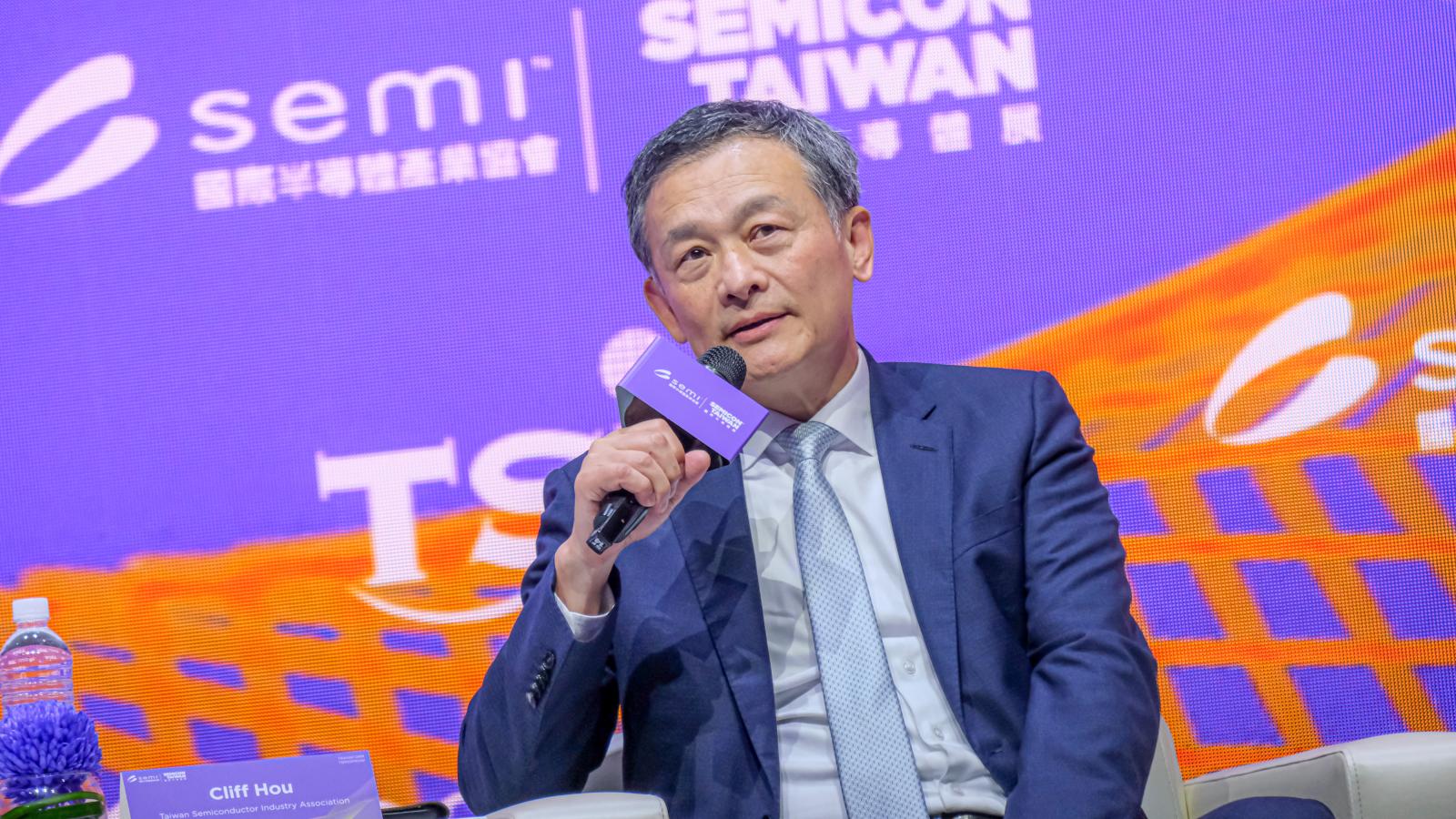 SEMICON高峰對談》因應AI需求機台半年近翻倍!台積電侯永清:台灣13座晶圓廠同步興建、全球近20座仍不夠