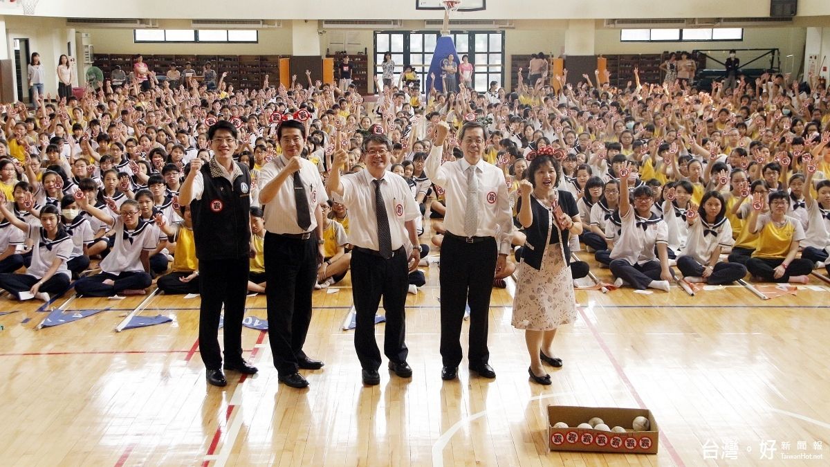 落實友善校園 嘉市副市長侯崇文帶領學子宣誓反霸凌 落實友善校園 嘉市副市長侯崇文帶領學子宣誓反霸凌