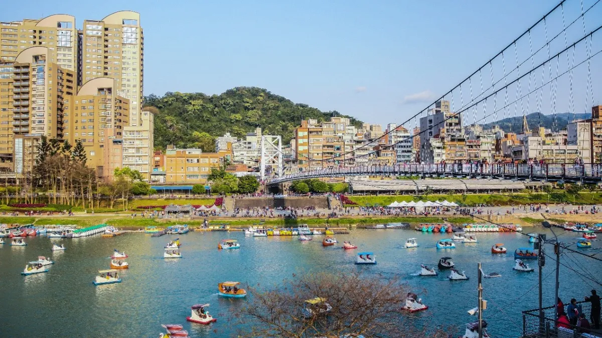 「碧波白」坐落於新店北新路上,具備依山傍水景觀條件的地段。(圖/富比士地產王提供)