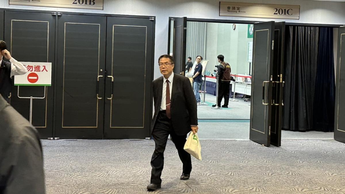 被爆是台大「抓耙子」!黃偉哲全代會低調排隊 投完票後快閃零交談