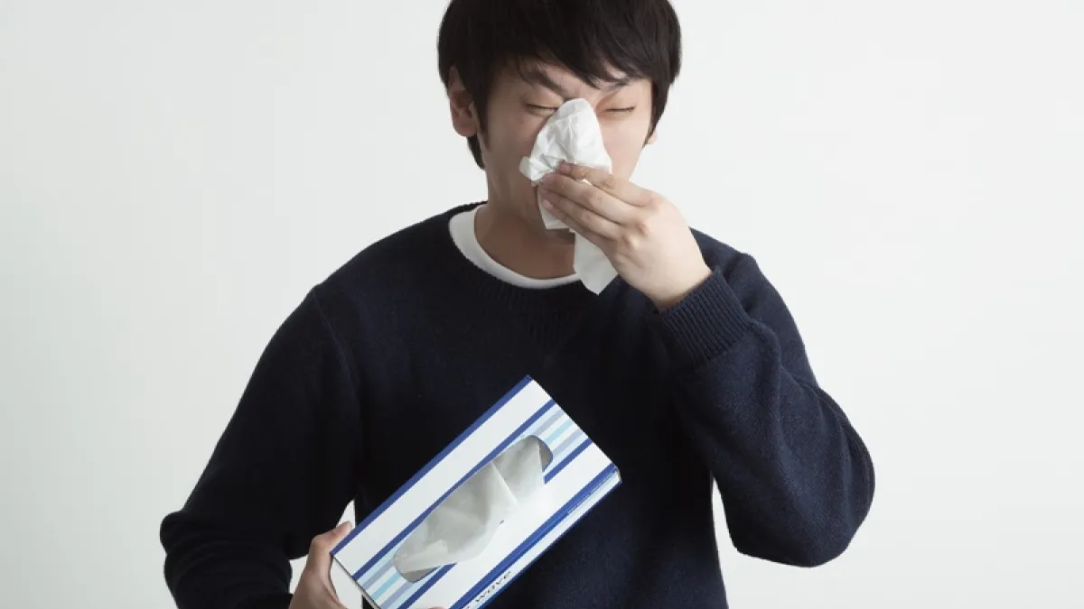 過敏性鼻炎的人往往飽受打噴嚏、流鼻水所困擾,除了避免接觸過敏原誘發因子之外,飲食方面也會特別注意,以免導致過敏更嚴重。(圖/大川竜弥@pakutaso)