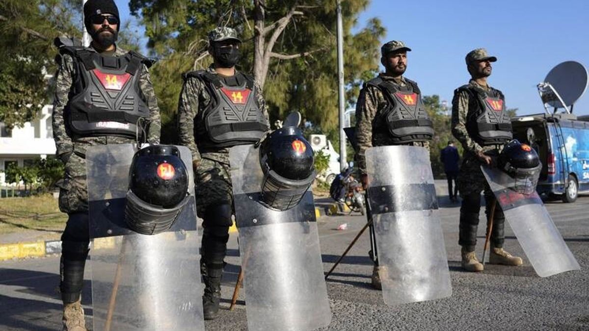 巴基斯坦維安部隊,鎮壓前總理伊姆蘭汗的支持者。(美聯社) 巴基斯坦維安部隊,鎮壓前總理伊姆蘭汗的支持者。(美聯社)