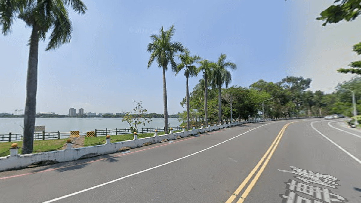 事故發生在上午 11 點多,地點位於高雄市鳥松區文前路,警方初步調查顯示,28 歲郭姓男子駕駛小貨車沿文前路往仁武方向行駛,過彎時疑似失控,車輛偏離車道衝向對向,撞上由潘姓女子駕駛的機車。(示意圖/取自google maps) 事故發生在上午 11 點多,地點位於高雄市鳥松區文前路,警方初步調查顯示,28 歲郭姓男子駕駛小貨車沿文前路往仁武方向行駛,過彎時疑似失控,車輛偏離車道衝向對向,撞上由潘姓女子駕駛的機車。(示意圖/取自google maps)