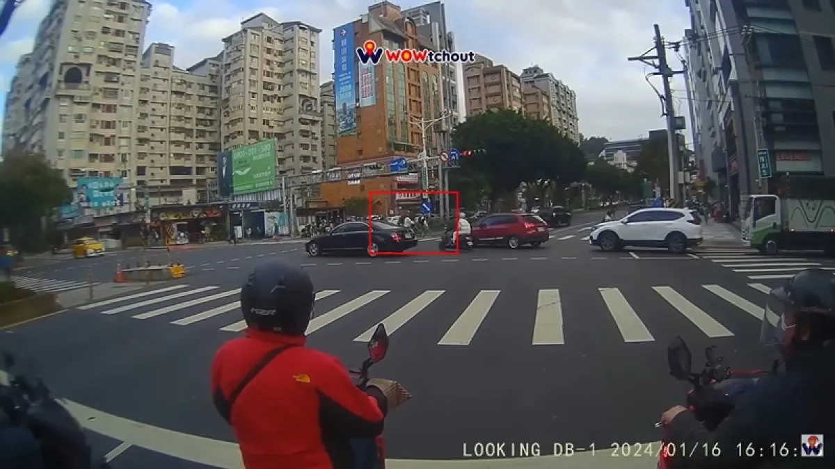 士林出現行人地獄!(圖/翻攝自YouTube/Wowtchout-地圖型行車紀錄器分享平台)