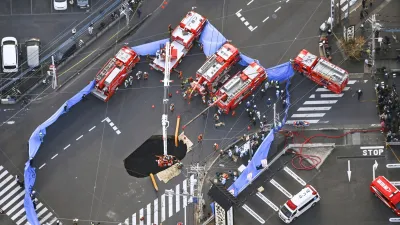 日本埼玉縣八潮市出現道路「天坑」,造成一名駕駛陷落其中。(美聯社)