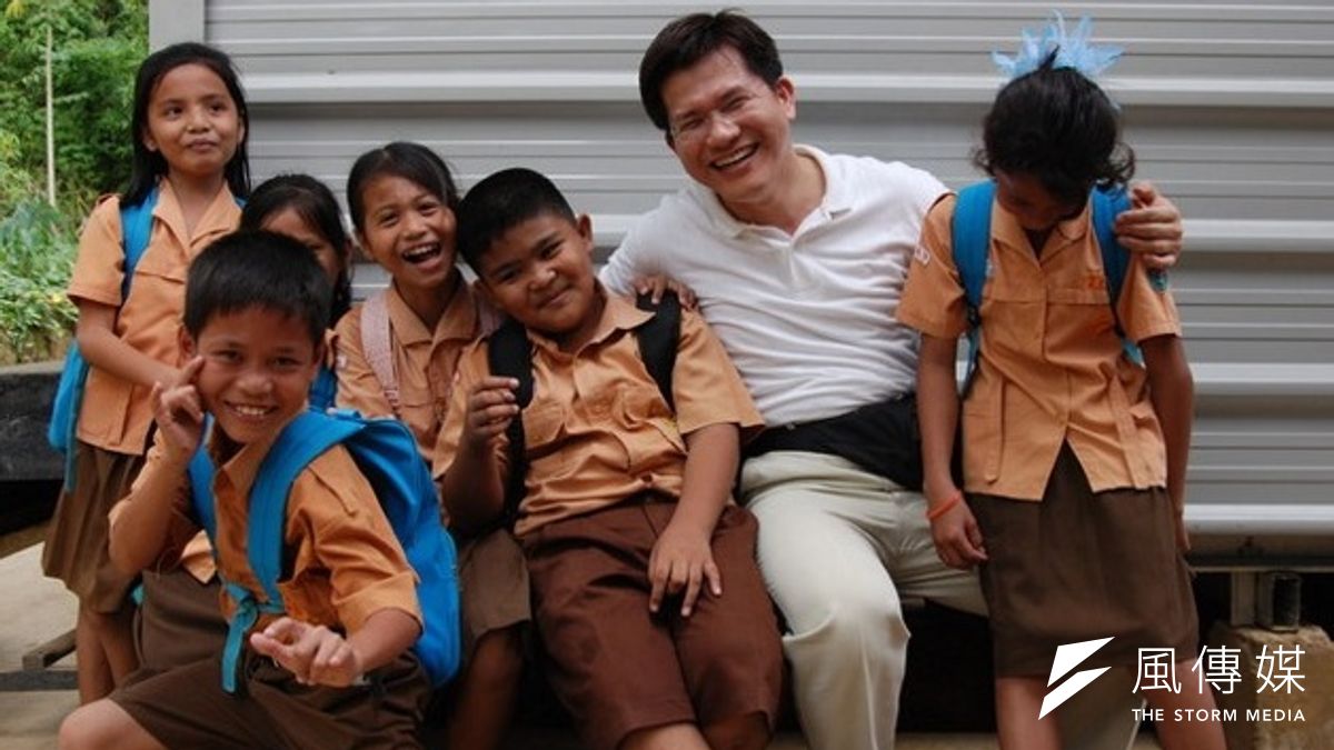 2005年1月,當時的新聞局長林佳龍發起「一萬個希望」南亞海嘯援助計畫,由新聞局號召演藝界舉行募款晚會,募得4億餘元,在印尼、斯里蘭卡等地災區創辦職業學校、中小學及托兒所,並持續由受託的NGO協助運作,對當地仍有一定貢獻。(取自林佳龍網站) 2005年1月,當時的新聞局長林佳龍發起「一萬個希望」南亞海嘯援助計畫,由新聞局號召演藝界舉行募款晚會,募得4億餘元,在印尼、斯里蘭卡等地災區創辦職業學校、中小學及托兒所,並持續由受託的NGO協助運作,對當地仍有一定貢獻。(取自林佳龍網站)