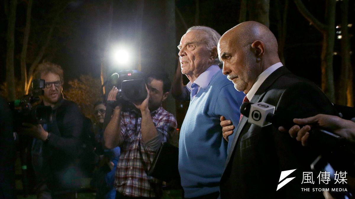 前巴西足協主席馬林(著藍衣者)3日一步出聯邦法院就被媒體包圍。(美聯社) 前巴西足協主席馬林(著藍衣者)3日一步出聯邦法院就被媒體包圍。(美聯社)