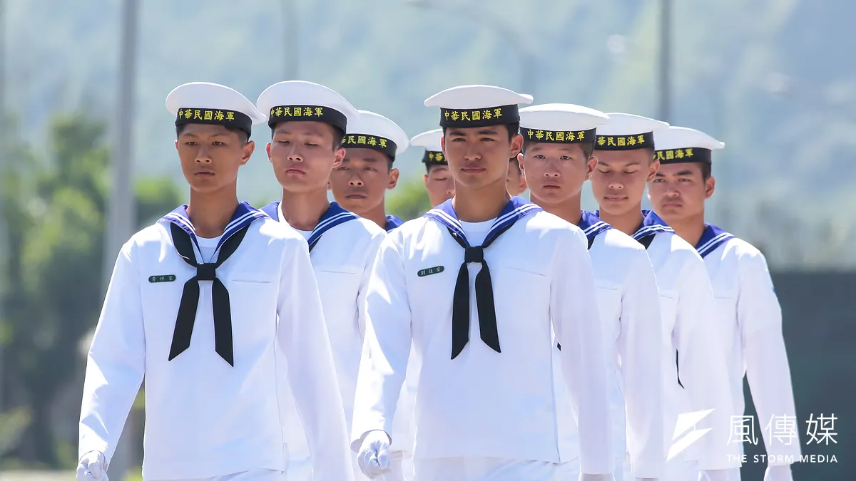 海軍官校傳出36名學生入伍1周就申請退訓,有學生直言「不想過這種被看不起的生活」。圖為中華民國海軍禮兵,非當事人。(顏麟宇攝) 海軍官校傳出36名學生入伍1周就申請退訓,有學生直言「不想過這種被看不起的生活」。圖為中華民國海軍禮兵,非當事人。(顏麟宇攝)