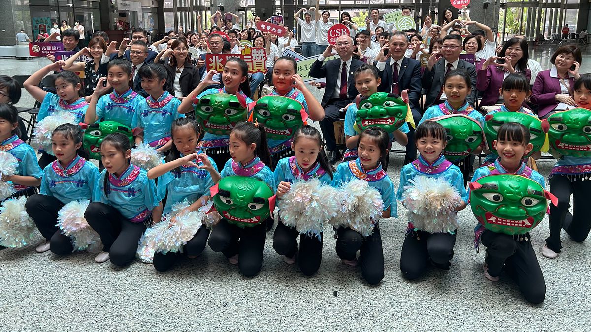 CSR金融共好公益計畫啟航典禮13日在高雄市政府舉行。圖為美濃國小學童與出席人員合影。(台灣金融研訓院提供) CSR金融共好公益計畫啟航典禮13日在高雄市政府舉行。圖為美濃國小學童與出席人員合影。(台灣金融研訓院提供)
