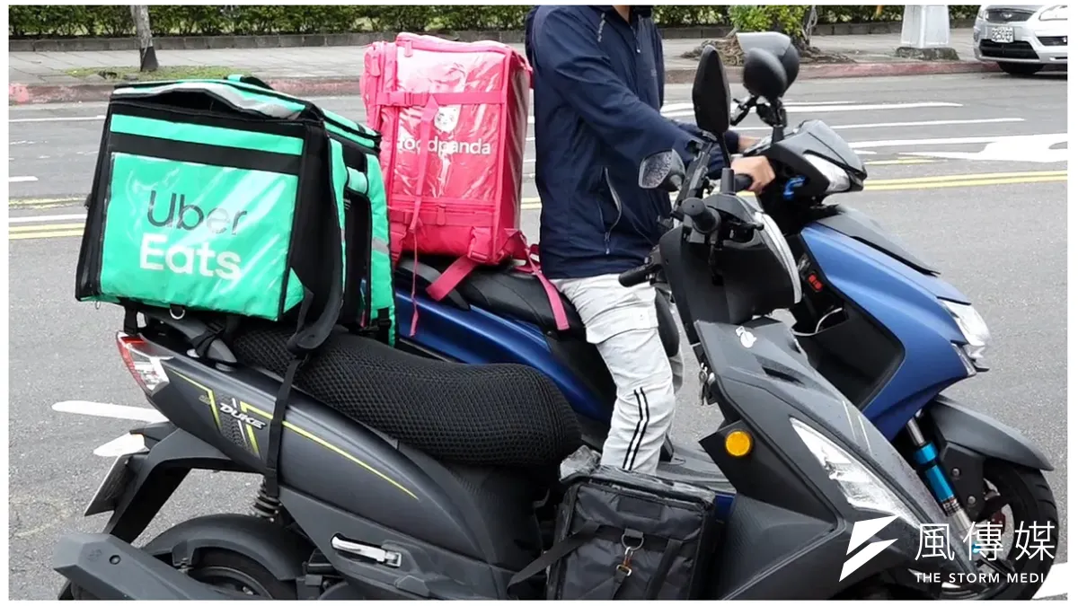 外送專法民調分歧,消費者憂漲價、外送員憂減薪。 外送專法民調分歧,消費者憂漲價、外送員憂減薪。