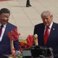 川普短暫停留看著孩童迎接團的熱烈歡呼。(AP) 川普短暫停留看著孩童迎接團的熱烈歡呼。(AP)