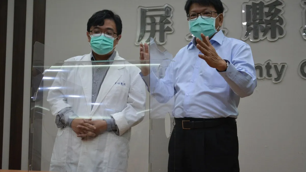 恆春旅遊醫院麻醉科主任邱豑慶(左)等人研發「防疫插管箱」,加強保護醫護人員。屏東縣長潘孟安(右)則幫忙尋找廠商製作,預計下周就可量產。(屏東縣政府提供)