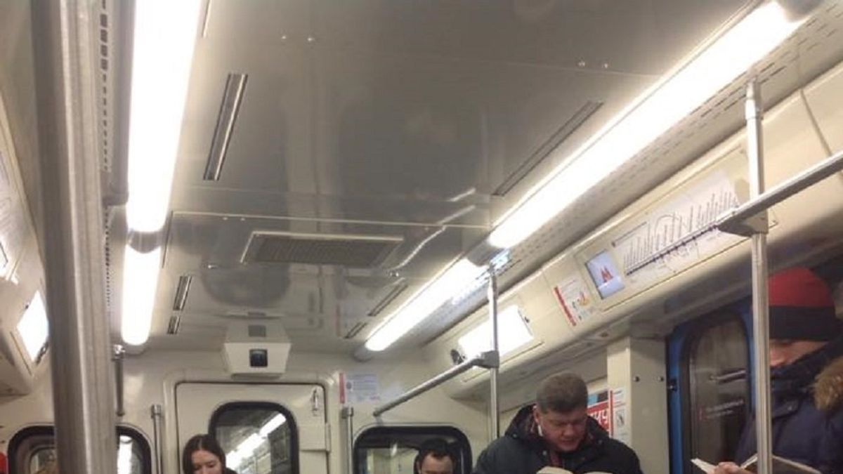 一張莫斯科地鐵照片,顯示愛好閱讀的俄羅斯民眾人手一本書。(ˋ俄羅斯衛星通訊社) 一張莫斯科地鐵照片,顯示愛好閱讀的俄羅斯民眾人手一本書。(ˋ俄羅斯衛星通訊社)