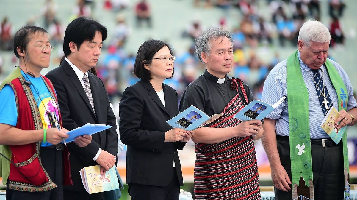 去年的 12月25日,民進黨主席蔡英文在臉書發文紀念二二八受害的林茂生時說,戰爭結束已經七十年,解除戒嚴也已經二十八年,我們這一代人的任務,就是要讓不同的歷史記憶,都可以同時存在這個國家。(蔡英文臉書) 去年的 12月25日,民進黨主席蔡英文在臉書發文紀念二二八受害的林茂生時說,戰爭結束已經七十年,解除戒嚴也已經二十八年,我們這一代人的任務,就是要讓不同的歷史記憶,都可以同時存在這個國家。(蔡英文臉書)