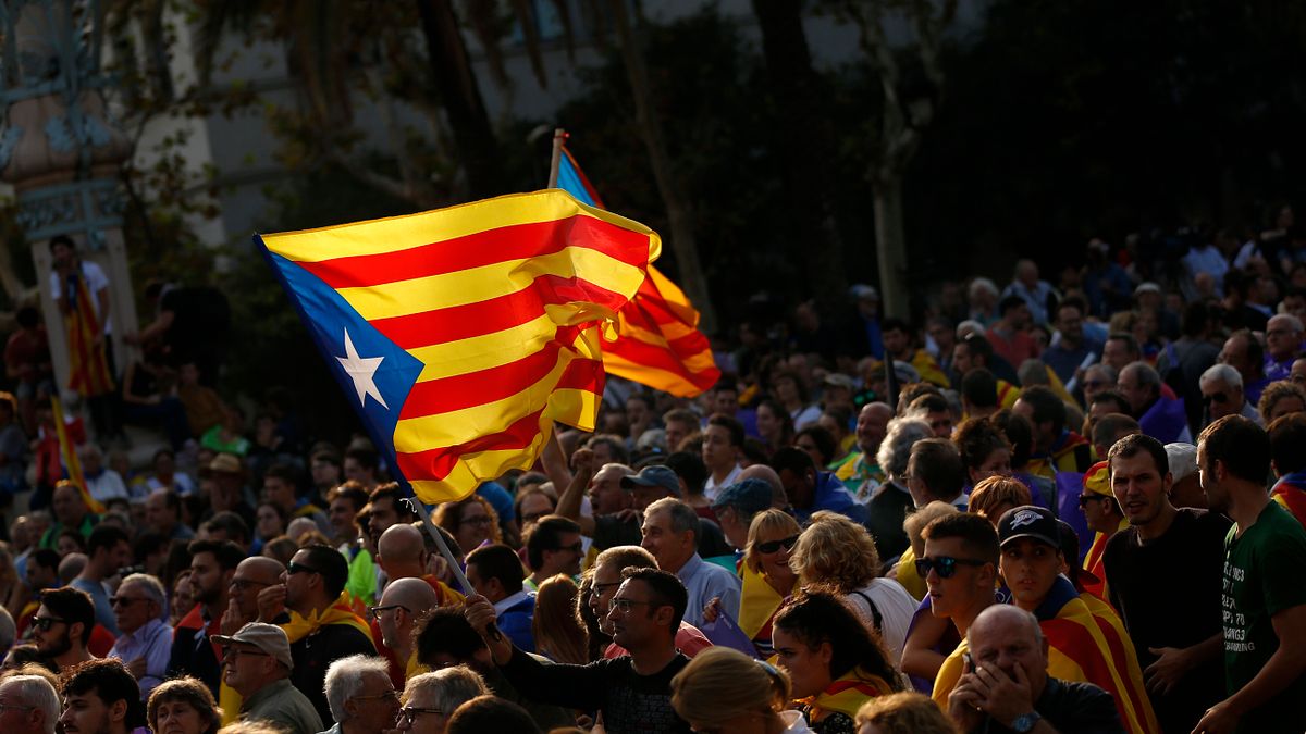 如今歐盟對加泰隆人採取不採不理的態度,甚至落井下石地任由西班牙自行處理;作者認為,本事件最後若不幸地演變成流血衝突的話,歐盟的主政者難辭其咎。(資料照,AP) 如今歐盟對加泰隆人採取不採不理的態度,甚至落井下石地任由西班牙自行處理;作者認為,本事件最後若不幸地演變成流血衝突的話,歐盟的主政者難辭其咎。(資料照,AP)