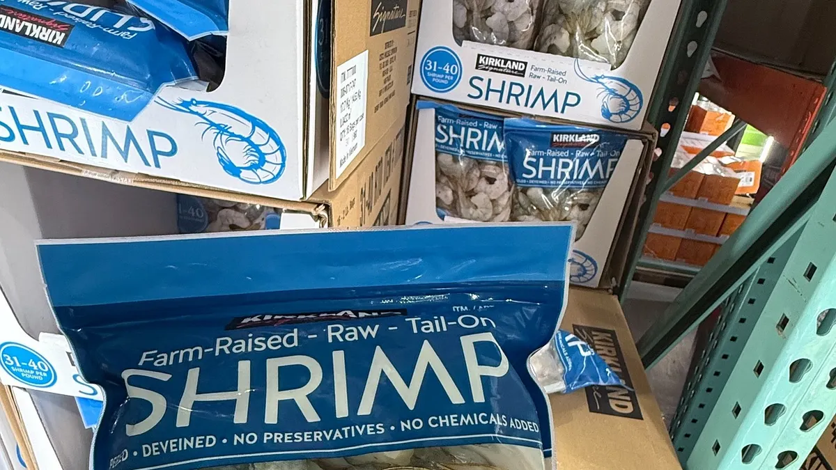 好市多科克蘭冷凍大白蝦會員讚「肥美又方便」,在社群引發網友熱議,大家都說,買下去就對了。(圖/翻攝自臉書社團「Costco好市多 商品經驗老實說」) 好市多科克蘭冷凍大白蝦會員讚「肥美又方便」,在社群引發網友熱議,大家都說,買下去就對了。(圖/翻攝自臉書社團「Costco好市多 商品經驗老實說」)