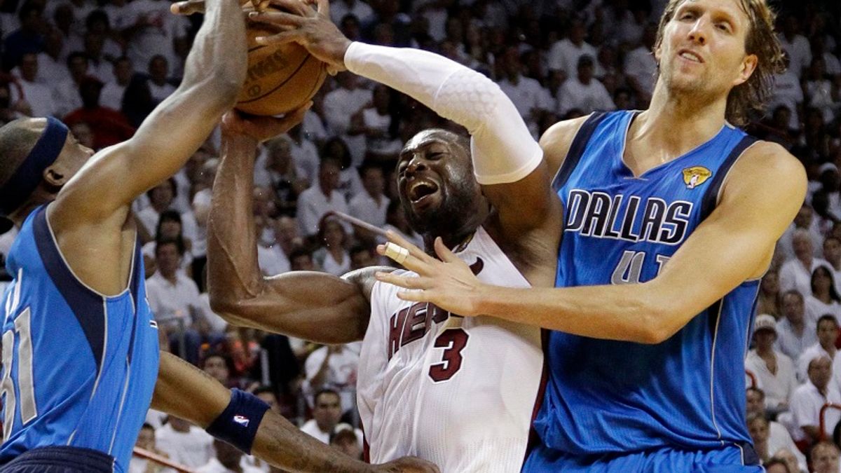 韋德(白衣)和諾威茨基(右)在退役前,都以特別名額入選全明星賽。(美聯社) 韋德(白衣)和諾威茨基(右)在退役前,都以特別名額入選全明星賽。(美聯社)