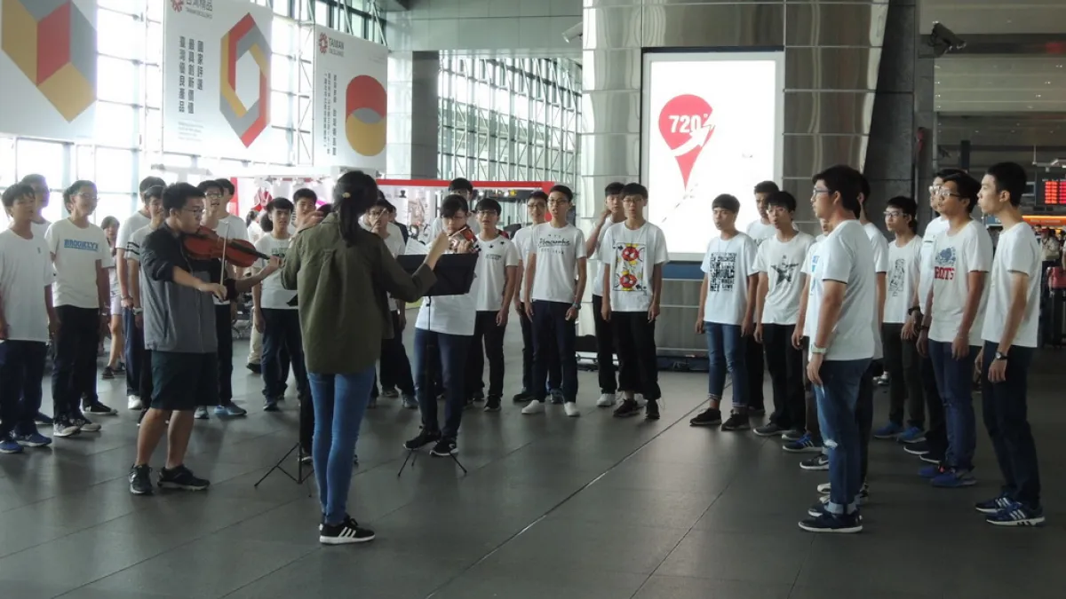 台南一中合唱團高鐵快閃 旅客隨歌哼唱