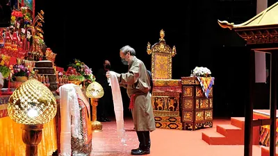 一沙一世界,沙壇城藝術展演,2021年12月28-30日,開幕儀式。作者獻哈達祈福活動順利圓滿。(作者提供)