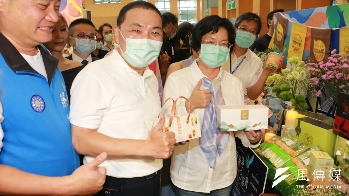 市長侯友宜與縣長王惠美聯名簽署合作備忘錄後與出席活動貴賓合影。(圖/李梅瑛攝)