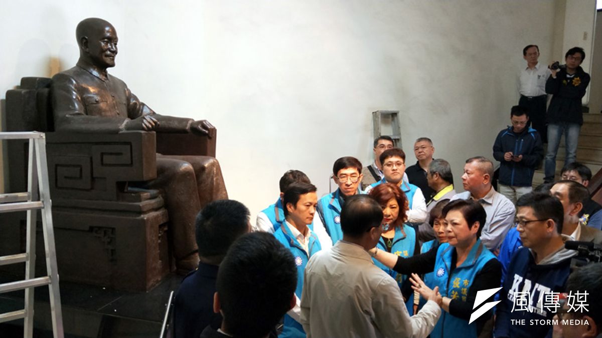 國民黨團基隆市議員在基市警局銅像前,與基市警察局長黃明昭理論,表達強烈抗議。(圖/張毅攝) 國民黨團基隆市議員在基市警局銅像前,與基市警察局長黃明昭理論,表達強烈抗議。(圖/張毅攝)