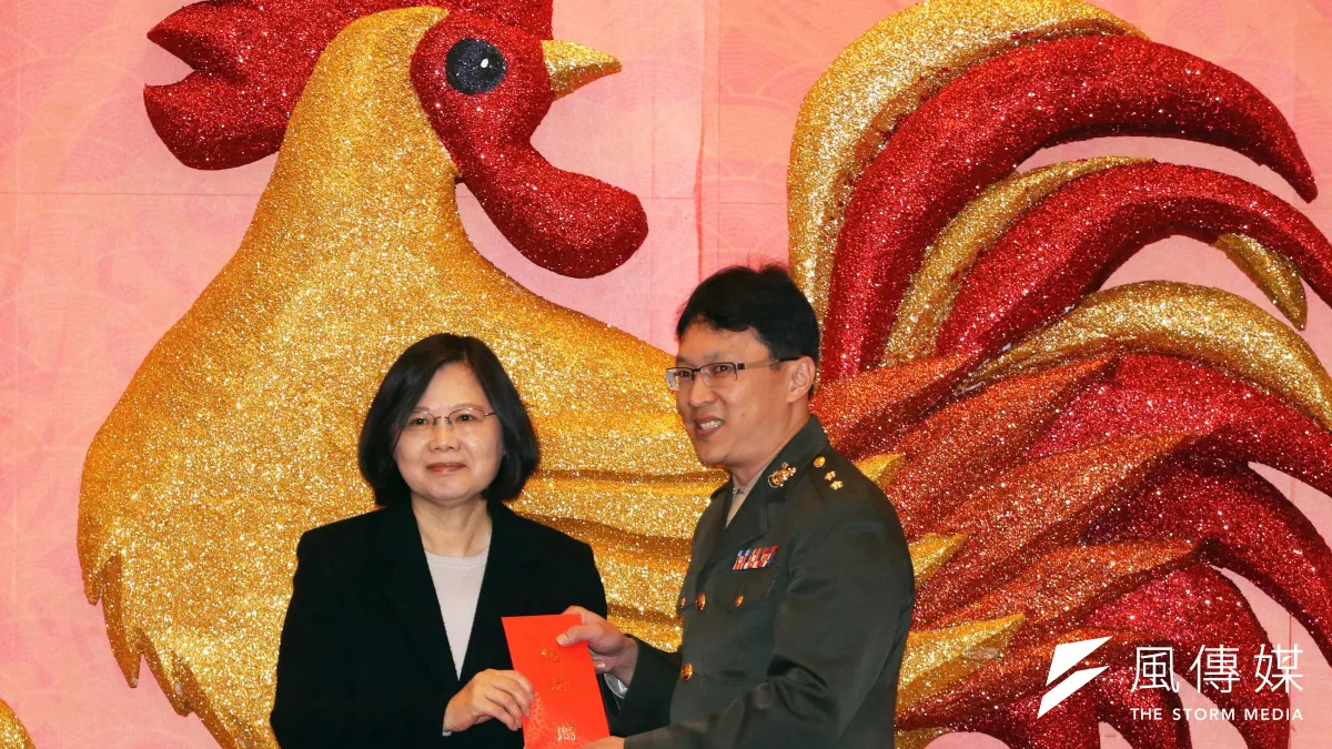 總統蔡英文中午前往國防部主持春節餐會,除了致詞勉勵國軍辛勞,更摸彩抽出液晶電視、現金等大獎,親自頒給幸運的官兵。(蘇仲泓攝)