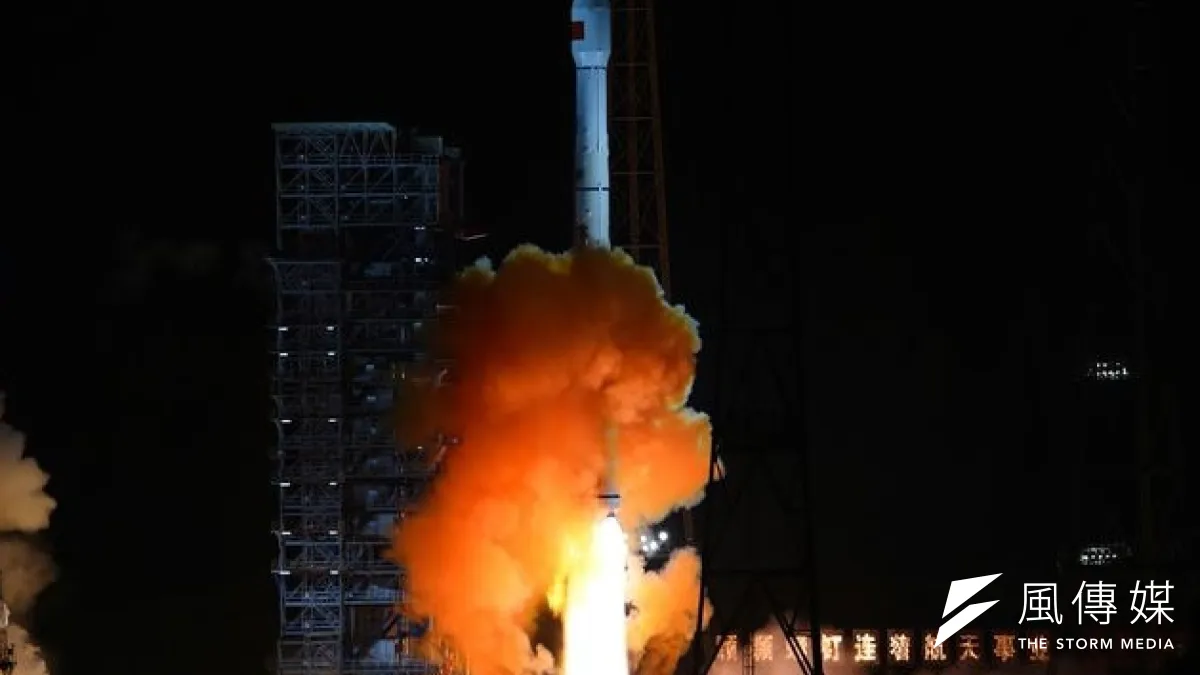 24日,中國火箭長征三號發射升空。(美聯社)