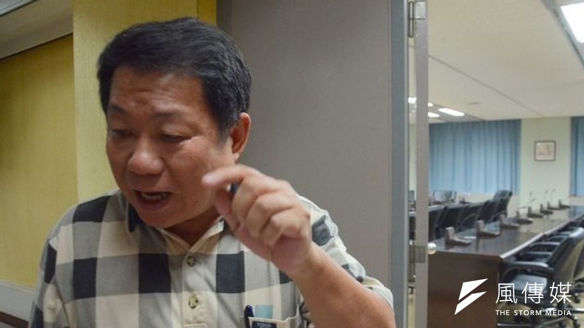 台北市都發局14日舉行審議會,討論前公娼館文萌樓是否納入都更,都審委員張吉宏竟針對上台發言的前公娼秀蘭說,「她還能活多久?」(宋小海攝) 台北市都發局14日舉行審議會,討論前公娼館文萌樓是否納入都更,都審委員張吉宏竟針對上台發言的前公娼秀蘭說,「她還能活多久?」(宋小海攝)