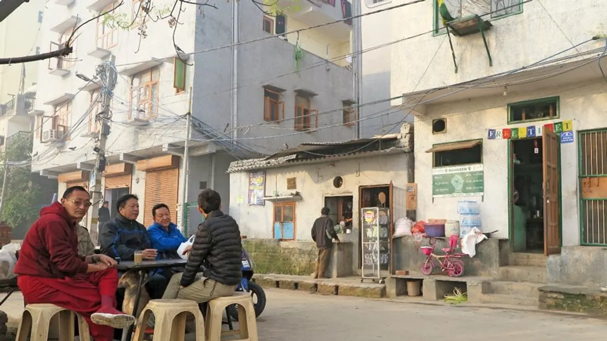 清晨,正在德里西藏小村等待早餐的餐館顧客們。(圖/作者提供) 清晨,正在德里西藏小村等待早餐的餐館顧客們。(圖/作者提供)
