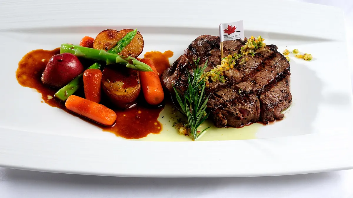 為期一個月的「楓收加年華,加拿大主題月」,將純正加拿大的牛肉料理帶進義大世界。(圖/義大世界提供) 為期一個月的「楓收加年華,加拿大主題月」,將純正加拿大的牛肉料理帶進義大世界。(圖/義大世界提供)