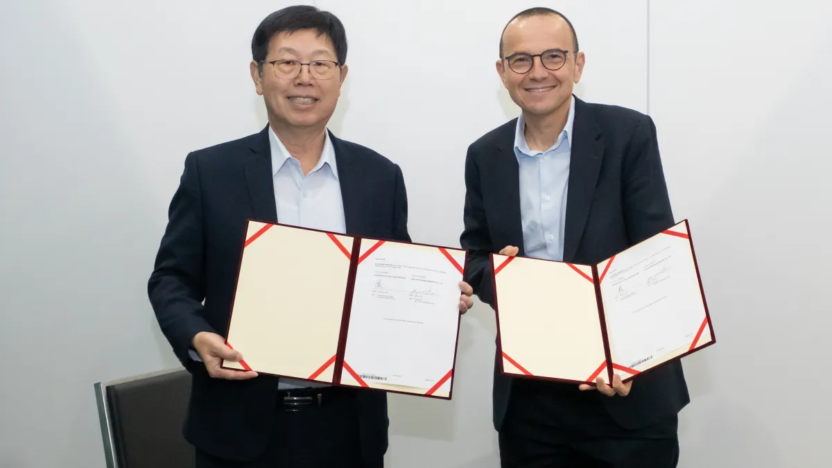 鴻海集團董事長劉揚偉(左)與施耐德電機執行長Olivier Blum代表簽約。(鴻海提供)