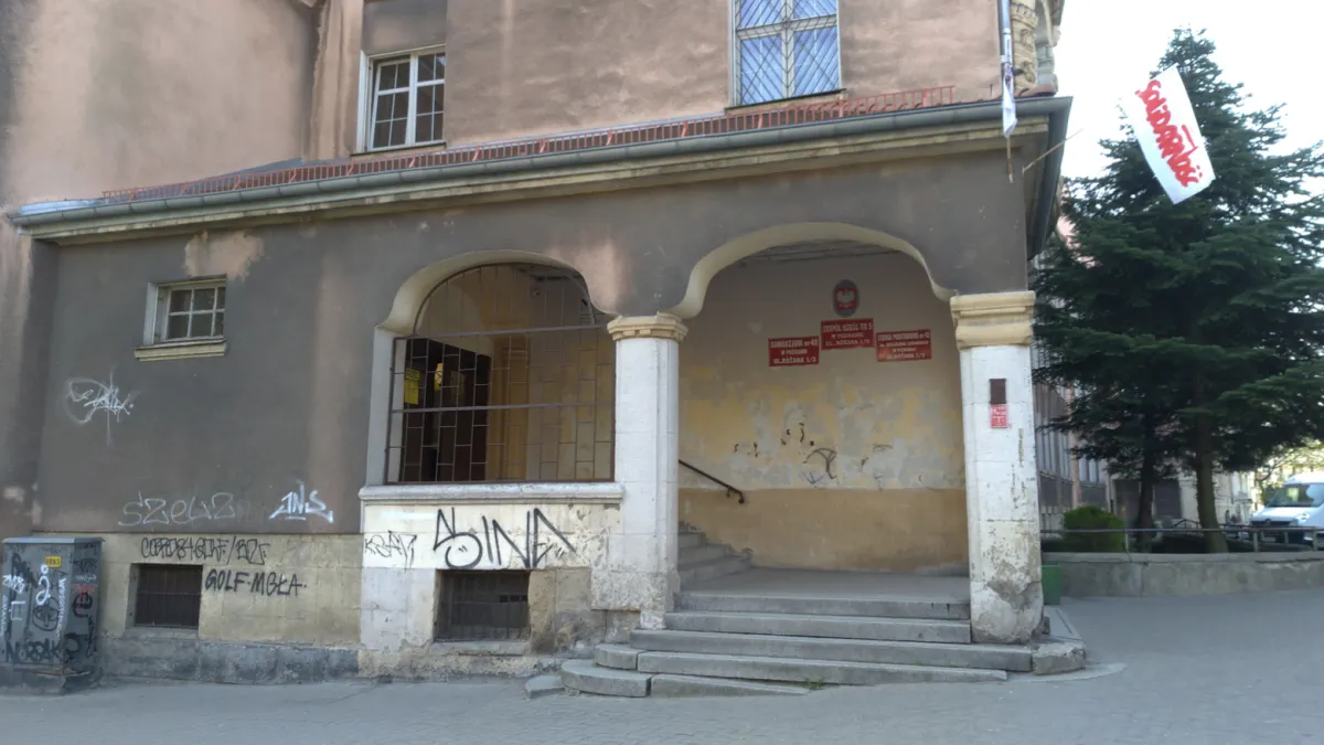 位於波茲南(Poznań)的一所公立小學,平常日的早上都會有不少學生聚集在學校外面。中小學教師罷工的首日,學校外面冷冷清清,看不到任何學生。(圖/陳力綺攝,想想論壇提供)