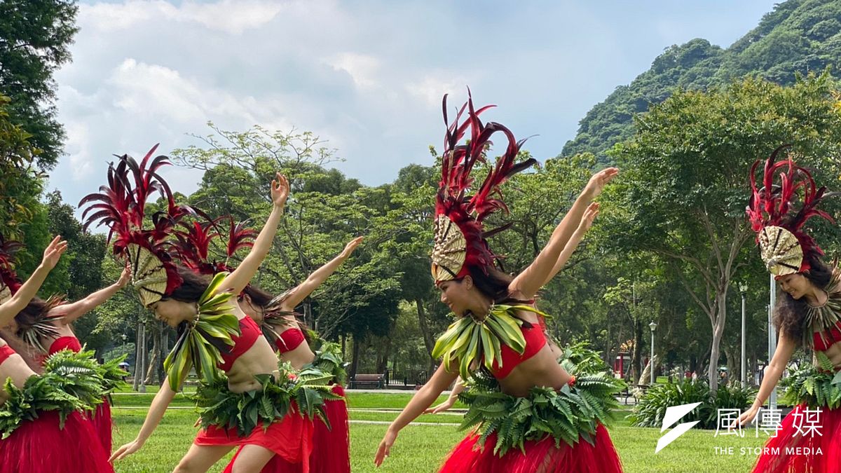 南島大溪地藝術工作室熱情演出最道地的波里尼西亞舞蹈。(圖/南島大溪地藝術工作室提供) 南島大溪地藝術工作室熱情演出最道地的波里尼西亞舞蹈。(圖/南島大溪地藝術工作室提供)
