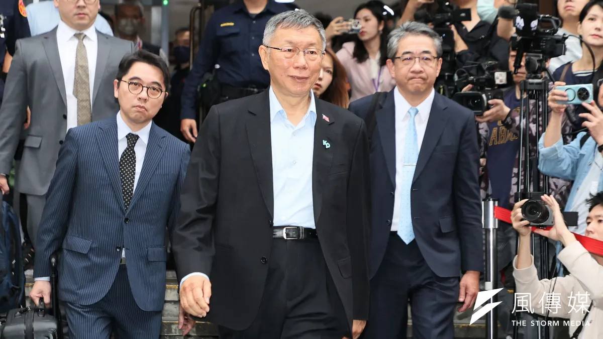 京華城案一審宣判前民眾黨主席柯文哲(中)17年徒刑、褫奪公權6年,檢辯雙雙上訴,柯文哲將律師團隊陣前換上2名老將。(資料照,柯承惠攝)