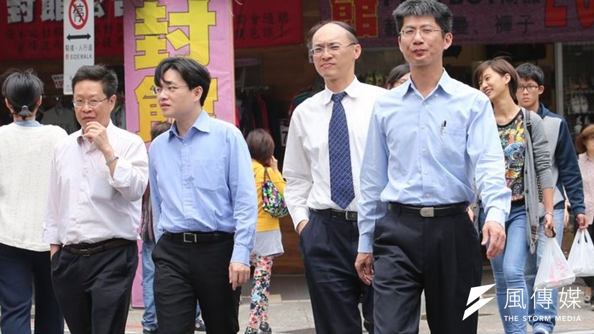 行政院長江宜樺14日在國民黨中常會的書面報告中表示,7月起基本工資調漲為19273元。(吳逸驊攝) 行政院長江宜樺14日在國民黨中常會的書面報告中表示,7月起基本工資調漲為19273元。(吳逸驊攝)