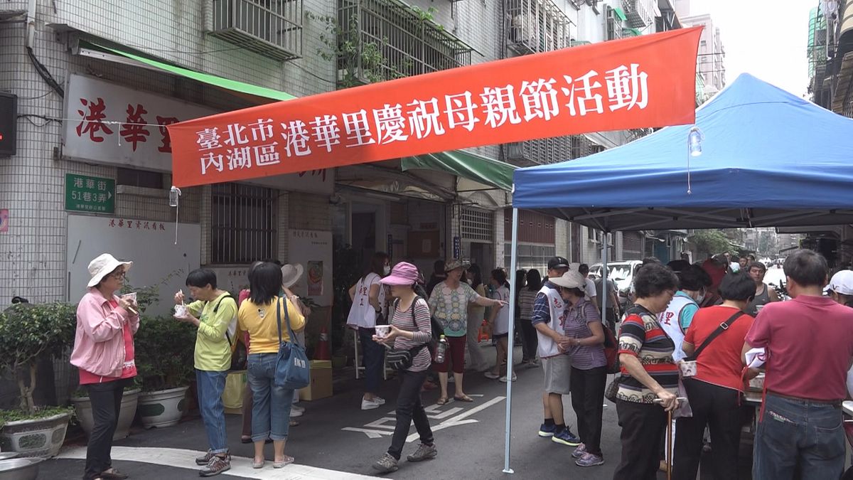 母親節辦慶祝活動 內湖各里長獻花招 母親節辦慶祝活動 內湖各里長獻花招