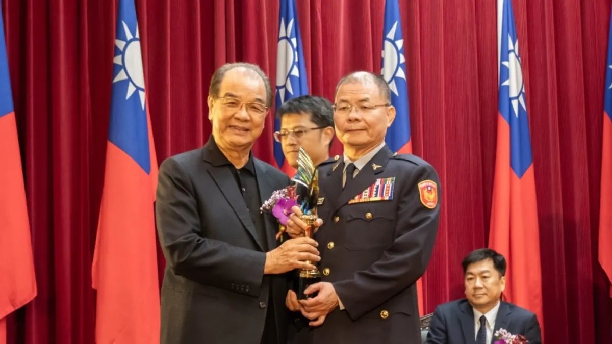中華民國警察之友總會最高顧問葉國一(左)頒獎給新北市政府警察局長胡木源(右)。 (圖/新北市警察局提供) 中華民國警察之友總會最高顧問葉國一(左)頒獎給新北市政府警察局長胡木源(右)。 (圖/新北市警察局提供)