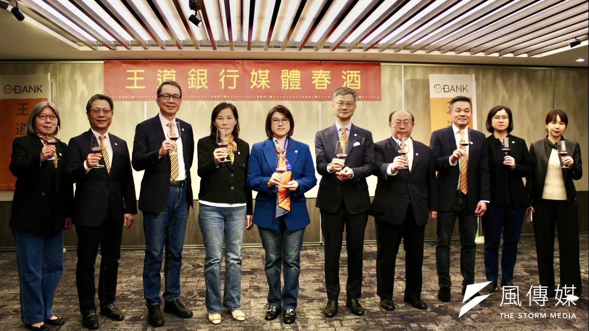 王道銀行資深副總范先蓉(左起)、執行副總林一鋒、華票董事長張政權、台工銀科顧總經理湯維慎、董事長駱怡君、總經理李芳遠、華票總經理魏政祥、副總賴豐仁、副總蕭至佑、副總張倫瑋,24日於媒體春酒合影。(王道銀行提供)