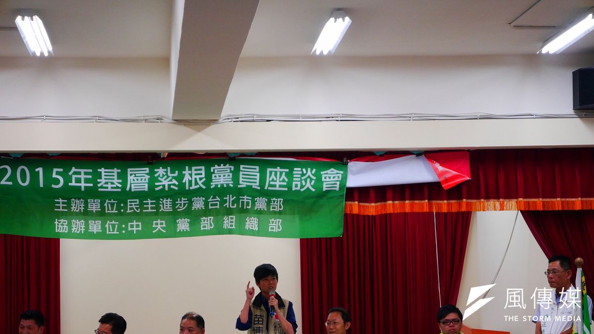 民進黨18日在台北市木柵區民活動中心舉行基層紮根黨員座談會,邀請社民黨苗博雅、樹黨潘翰聲,以及獨立參選人李慶元與選民座談,希望在選區內整合出最佳人選。(洪與成攝) 民進黨18日在台北市木柵區民活動中心舉行基層紮根黨員座談會,邀請社民黨苗博雅、樹黨潘翰聲,以及獨立參選人李慶元與選民座談,希望在選區內整合出最佳人選。(洪與成攝)